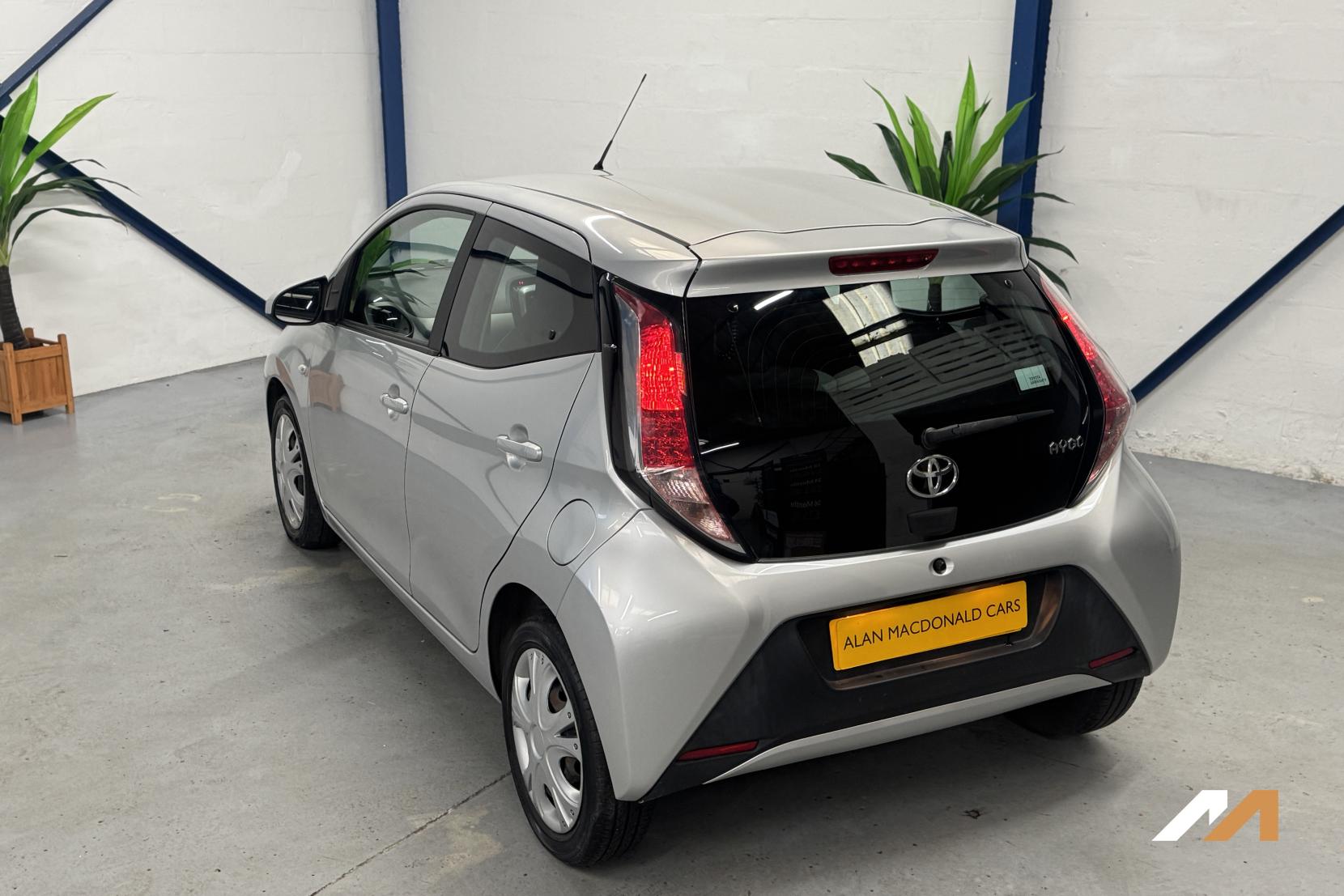 Toyota AYGO 1.0 VVT-i x-play Hatchback 5dr Petrol Manual Euro 6 (68 ps)