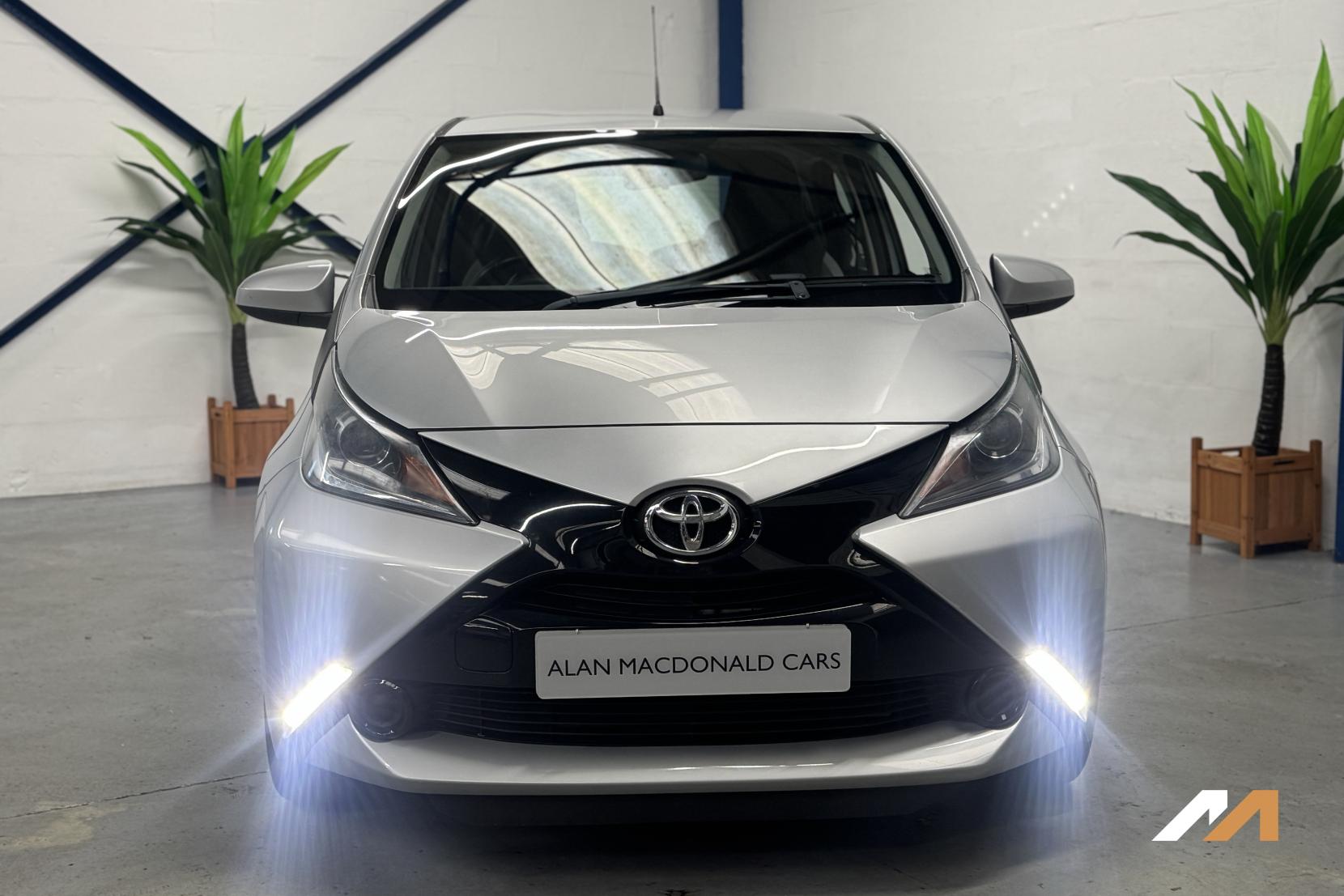 Toyota AYGO 1.0 VVT-i x-play Hatchback 5dr Petrol Manual Euro 6 (68 ps)