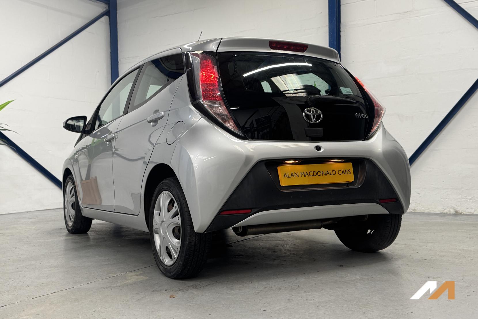 Toyota AYGO 1.0 VVT-i x-play Hatchback 5dr Petrol Manual Euro 6 (68 ps)