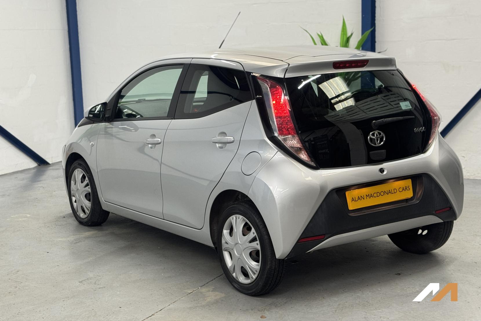 Toyota AYGO 1.0 VVT-i x-play Hatchback 5dr Petrol Manual Euro 6 (68 ps)