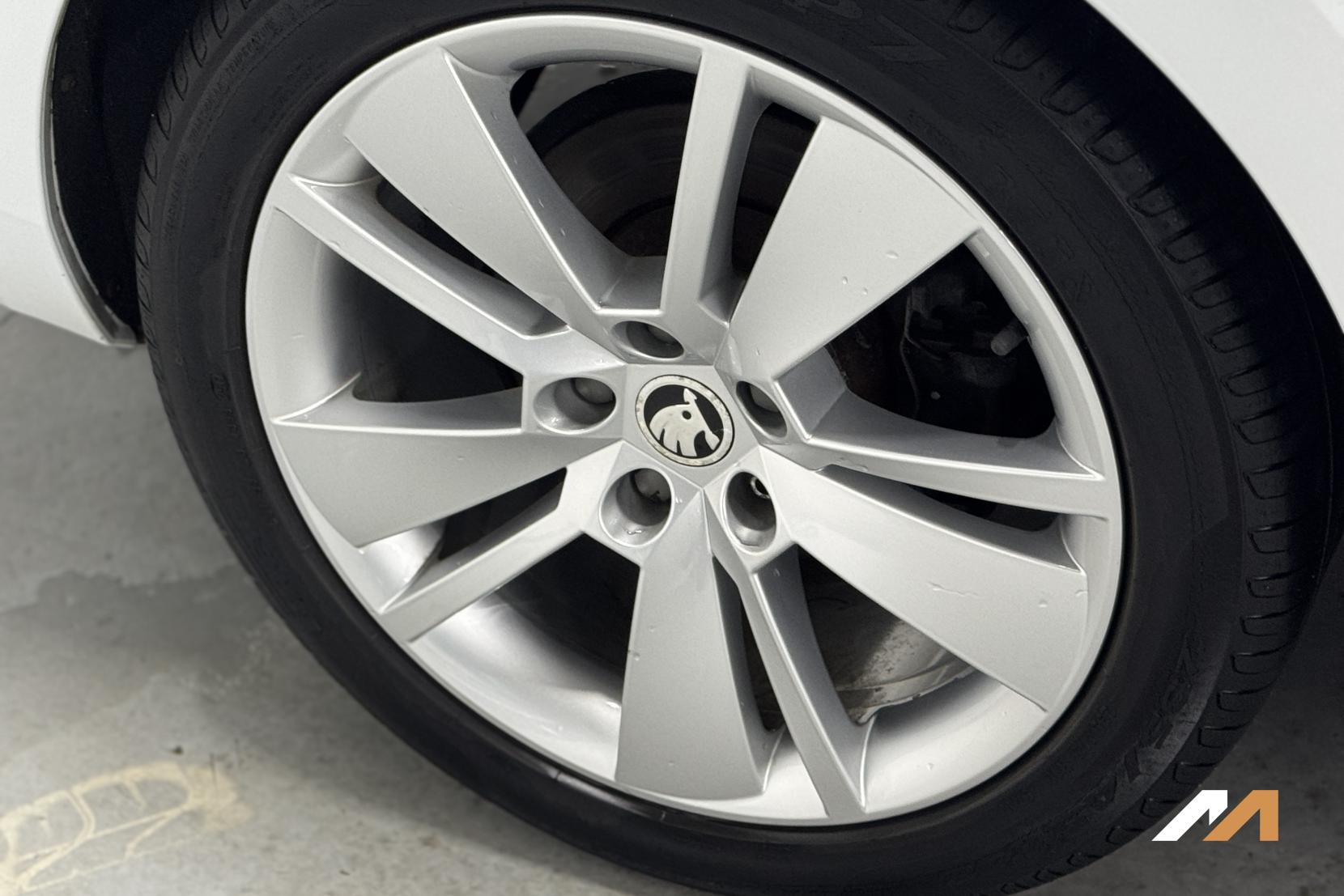 Skoda Superb 2.0 TDI SE L Executive Hatchback 5dr Diesel DSG Euro 6 (s/s) (150 ps)