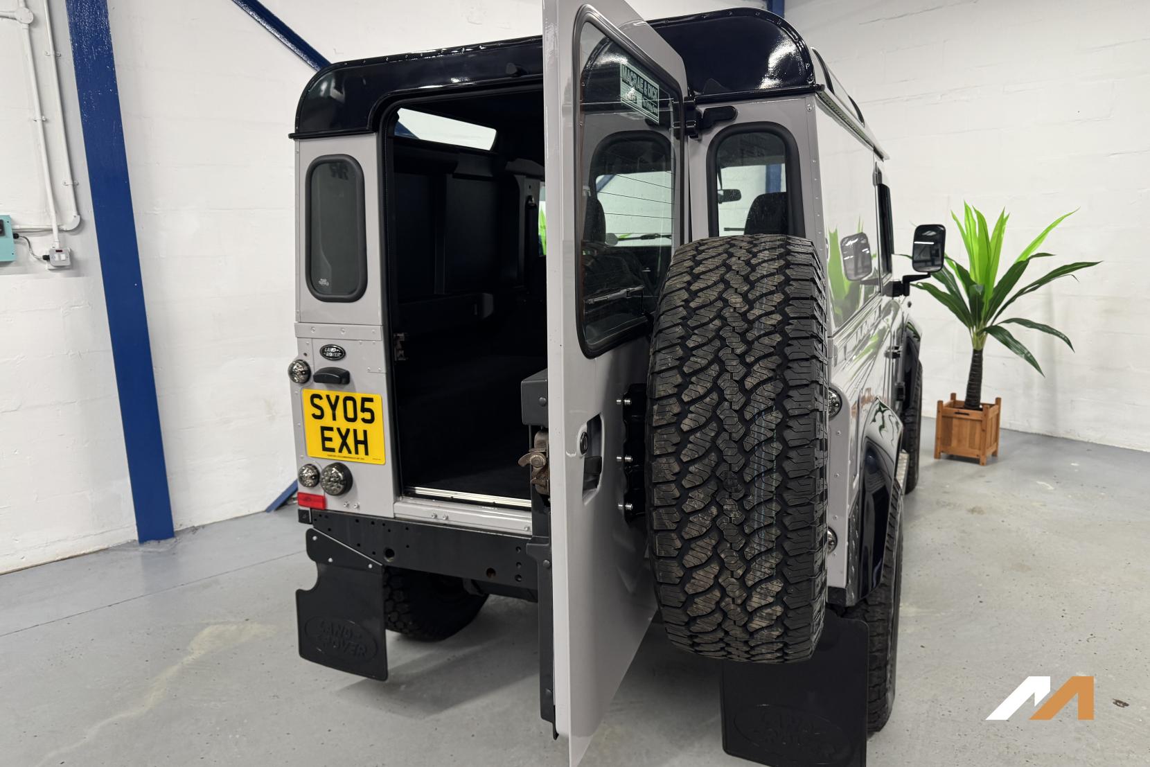 Land Rover Defender 90 2.5 TD5 County Hard Top SUV 3dr Diesel Manual SWB (282 g/km, 120 bhp)