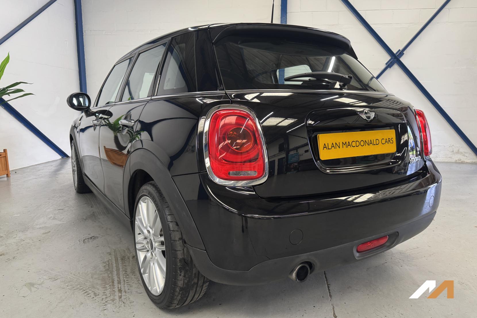 MINI Hatch 1.5 Cooper Hatchback 5dr Petrol Auto Euro 6 (s/s) (136 ps)