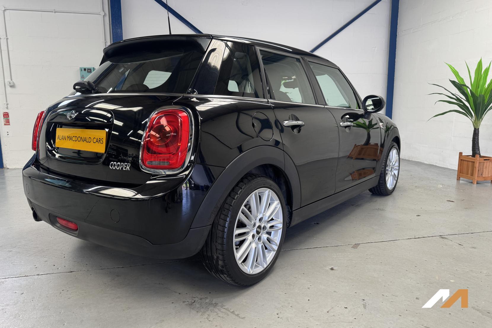 MINI Hatch 1.5 Cooper Hatchback 5dr Petrol Auto Euro 6 (s/s) (136 ps)