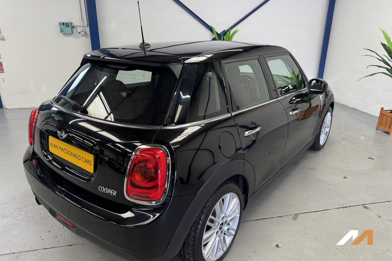MINI Hatch 1.5 Cooper Hatchback 5dr Petrol Auto Euro 6 (s/s) (136 ps)
