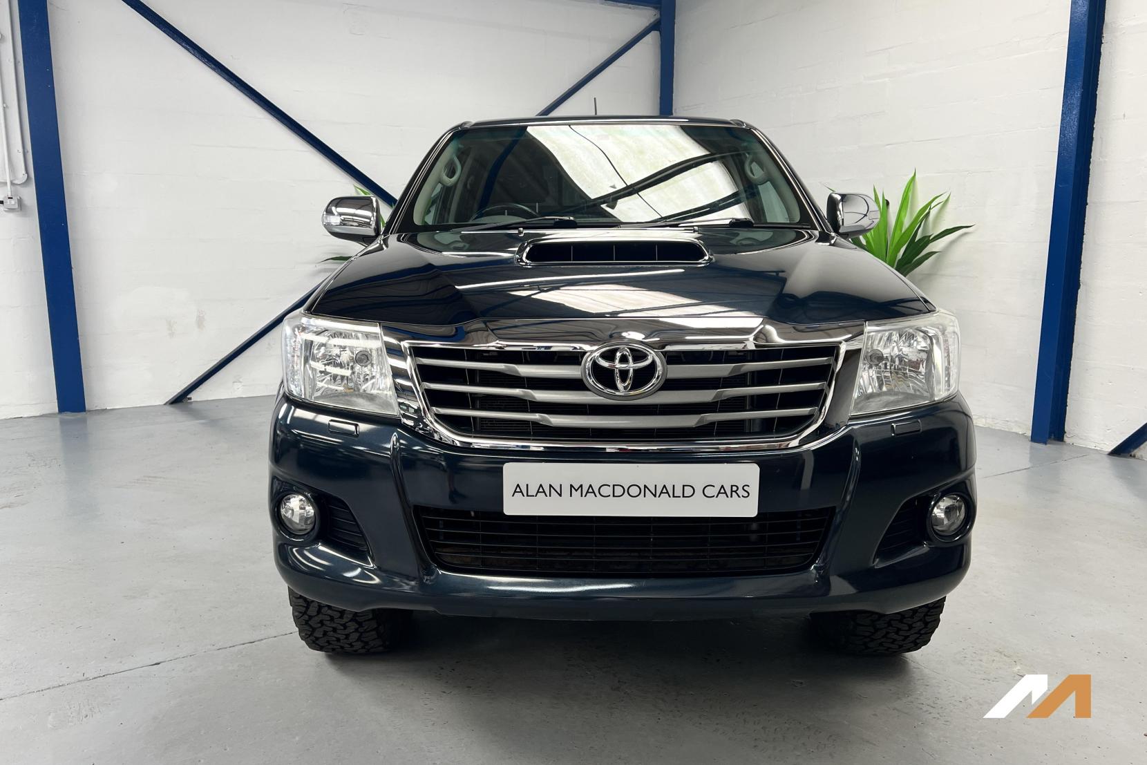 Toyota Hilux 3.0 D-4D Invincible Pickup 4dr Diesel Manual 4WD Euro 5 (171 ps)