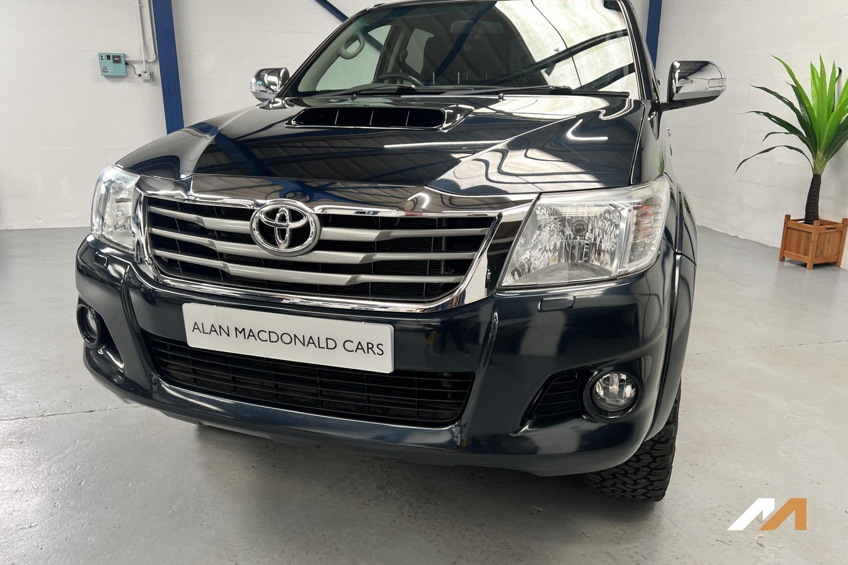 Toyota Hilux 3.0 D-4D Invincible Pickup 4dr Diesel Manual 4WD Euro 5 (171 ps)