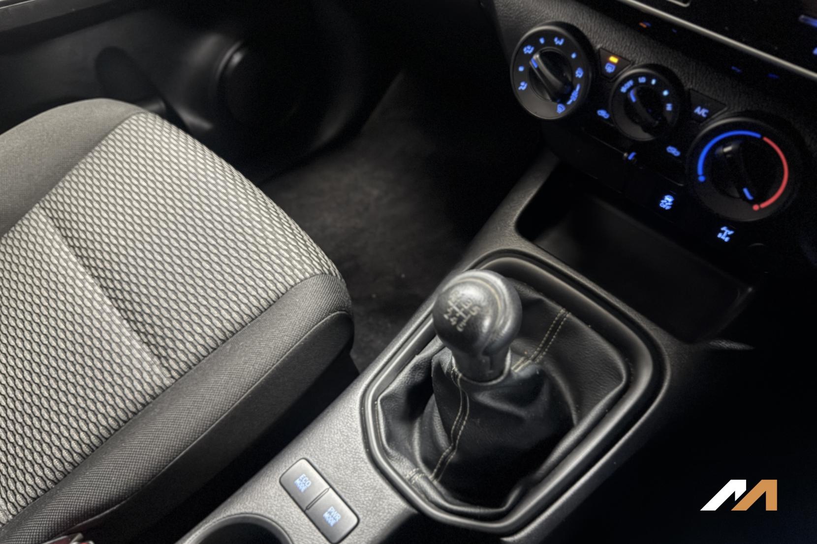 Toyota Hilux 2.4 D-4D Active Pickup Double Cab 4dr Diesel Manual 4WD Euro 6 (3.5t) (150 ps)