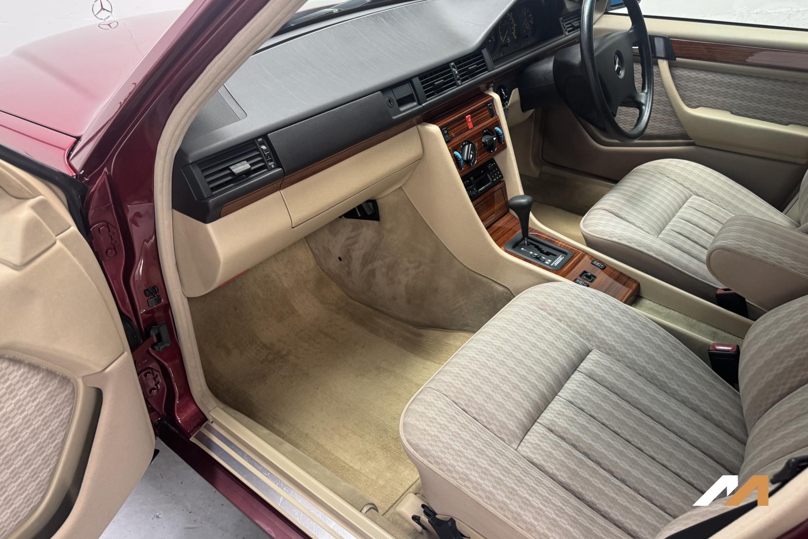 Mercedes-Benz 200 Saloon (1976 - 1993)
