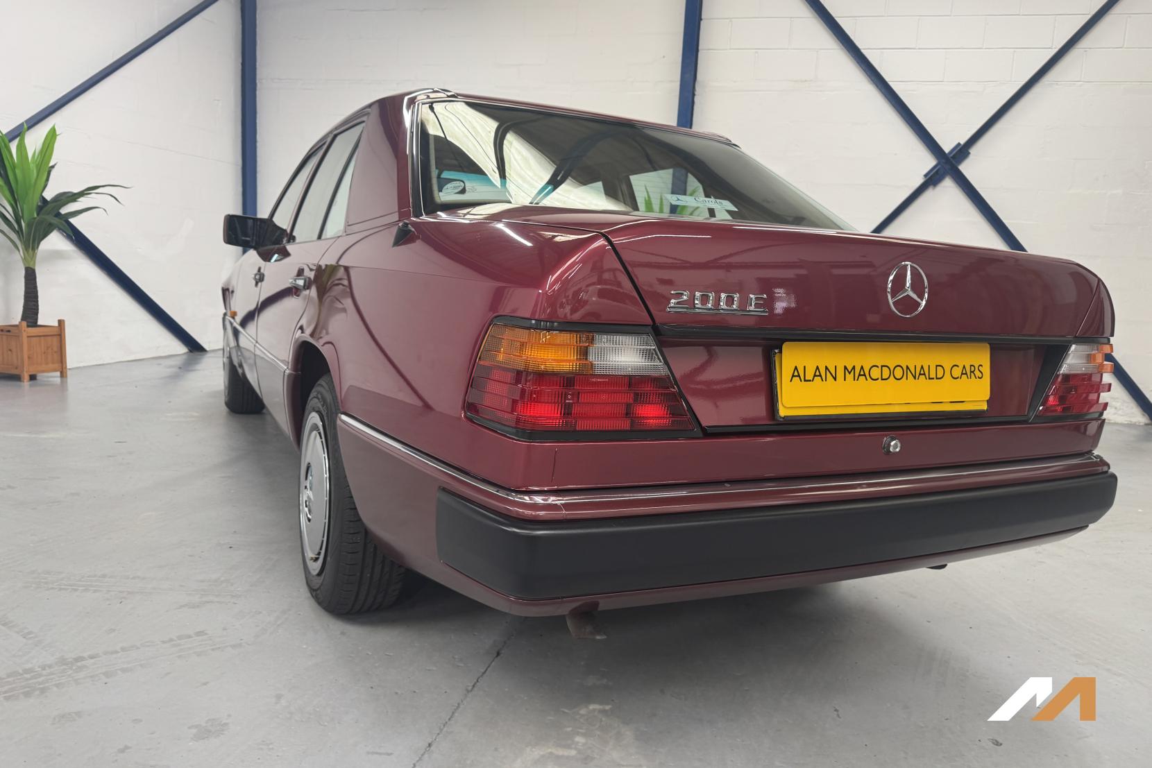 Mercedes-Benz 200 Saloon (1976 - 1993)