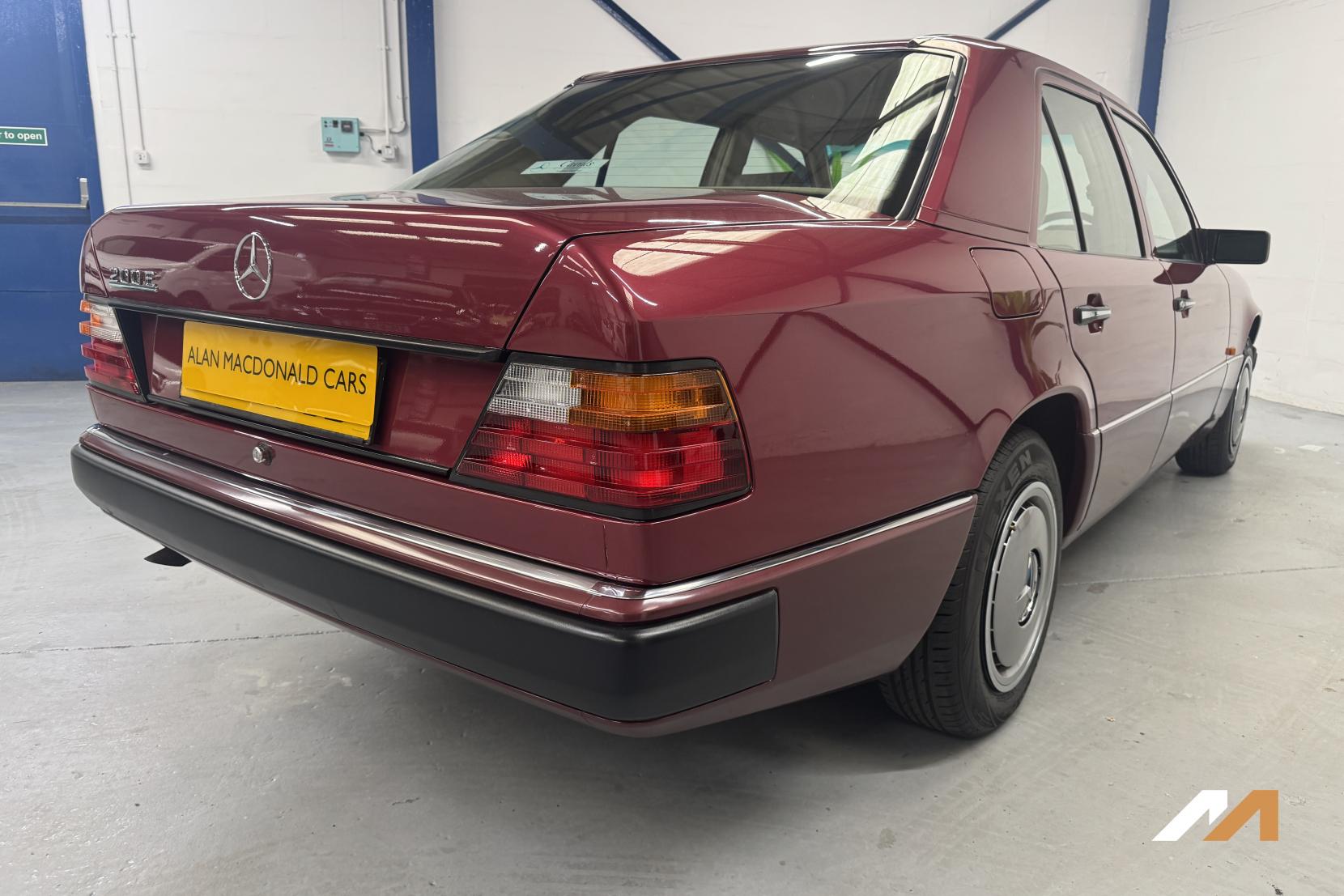 Mercedes-Benz 200 Saloon (1976 - 1993)