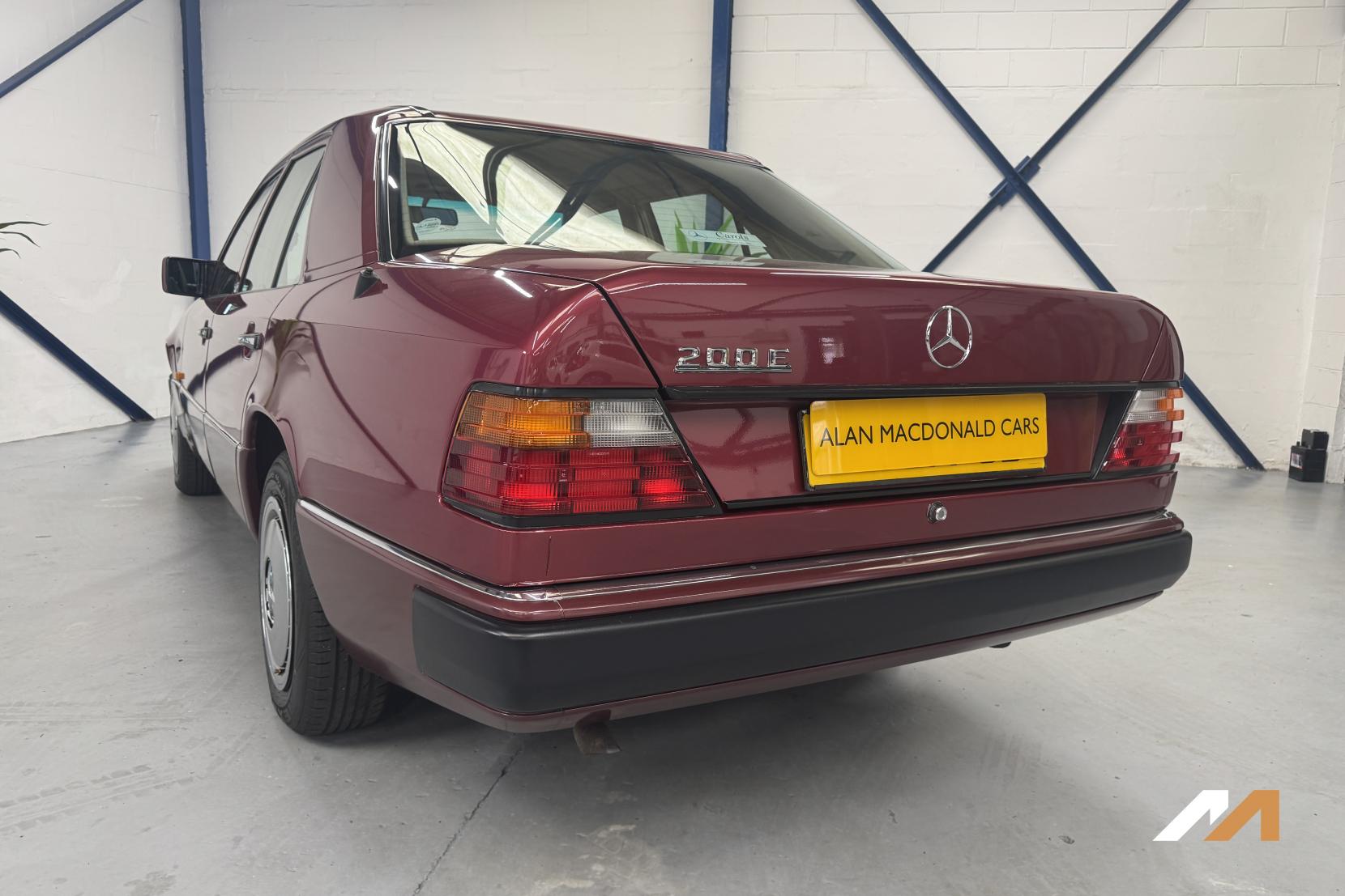 Mercedes-Benz 200 Saloon (1976 - 1993)