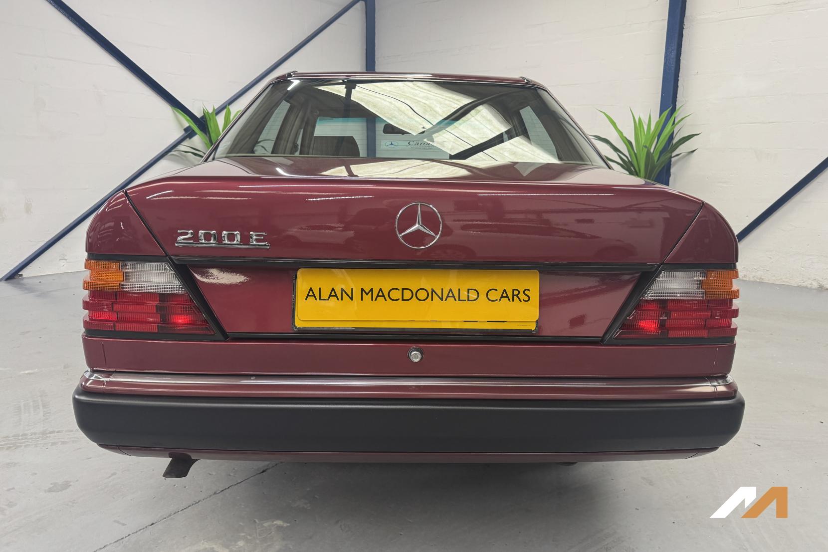Mercedes-Benz 200 Saloon (1976 - 1993)