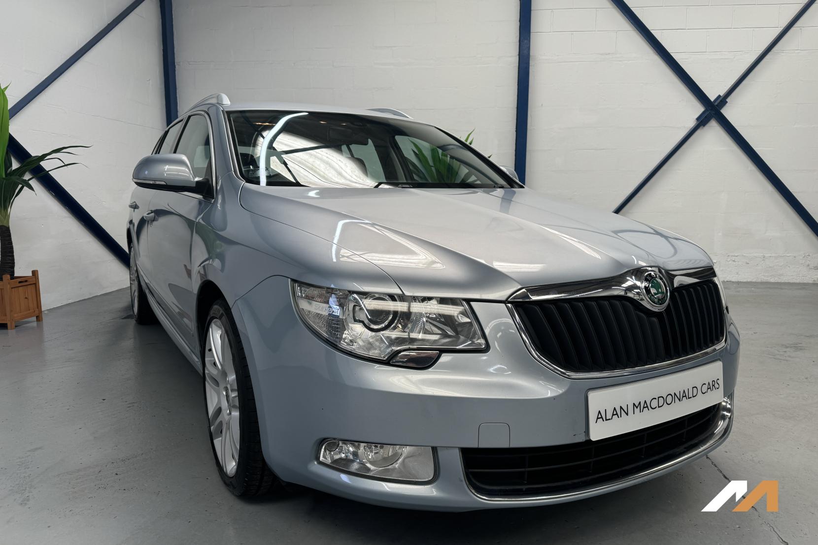 Skoda Superb 2.0 TDI Elegance Estate 5dr Diesel DSG 4WD Euro 5 (140 ps)