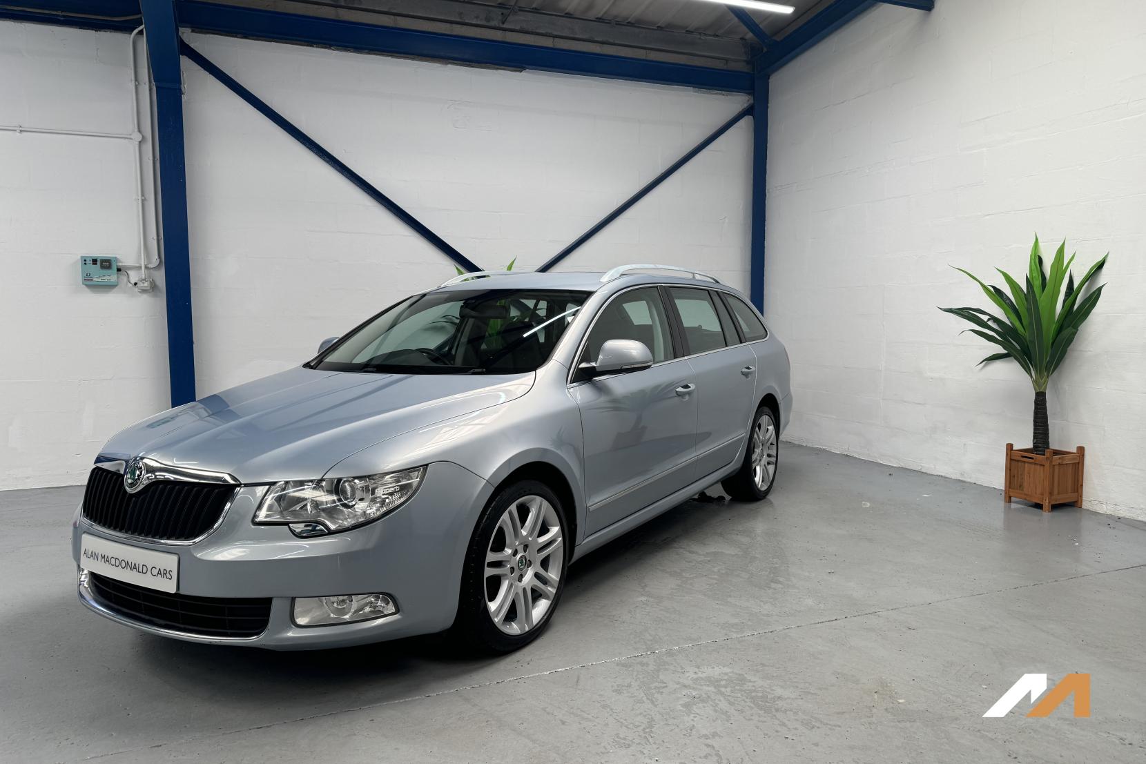 Skoda Superb 2.0 TDI Elegance Estate 5dr Diesel DSG 4WD Euro 5 (140 ps)