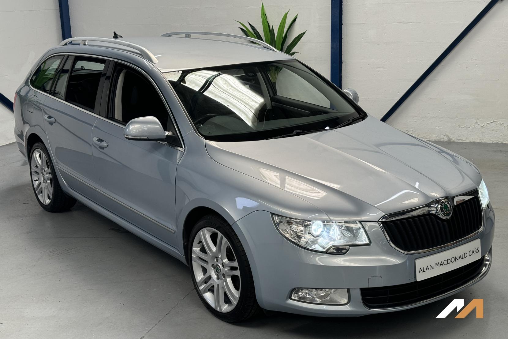 Skoda Superb 2.0 TDI Elegance Estate 5dr Diesel DSG 4WD Euro 5 (140 ps)