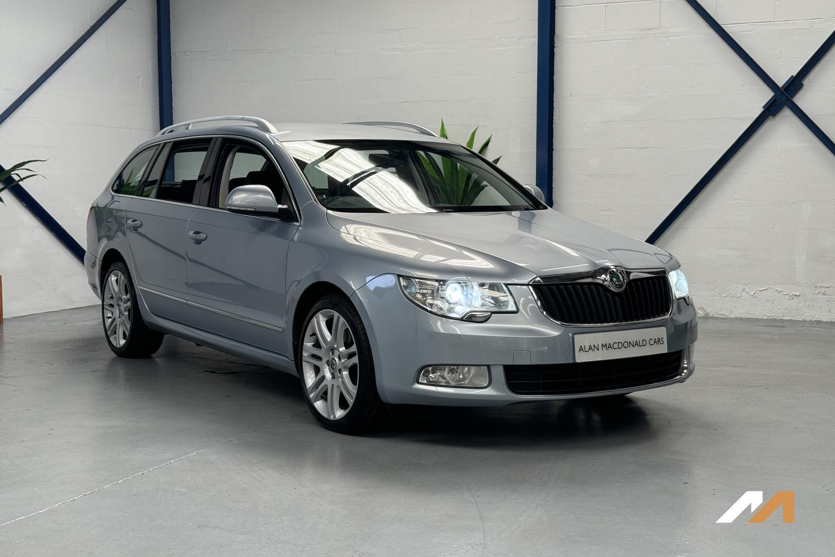 Skoda Superb 2.0 TDI Elegance Estate 5dr Diesel DSG 4WD Euro 5 (140 ps)