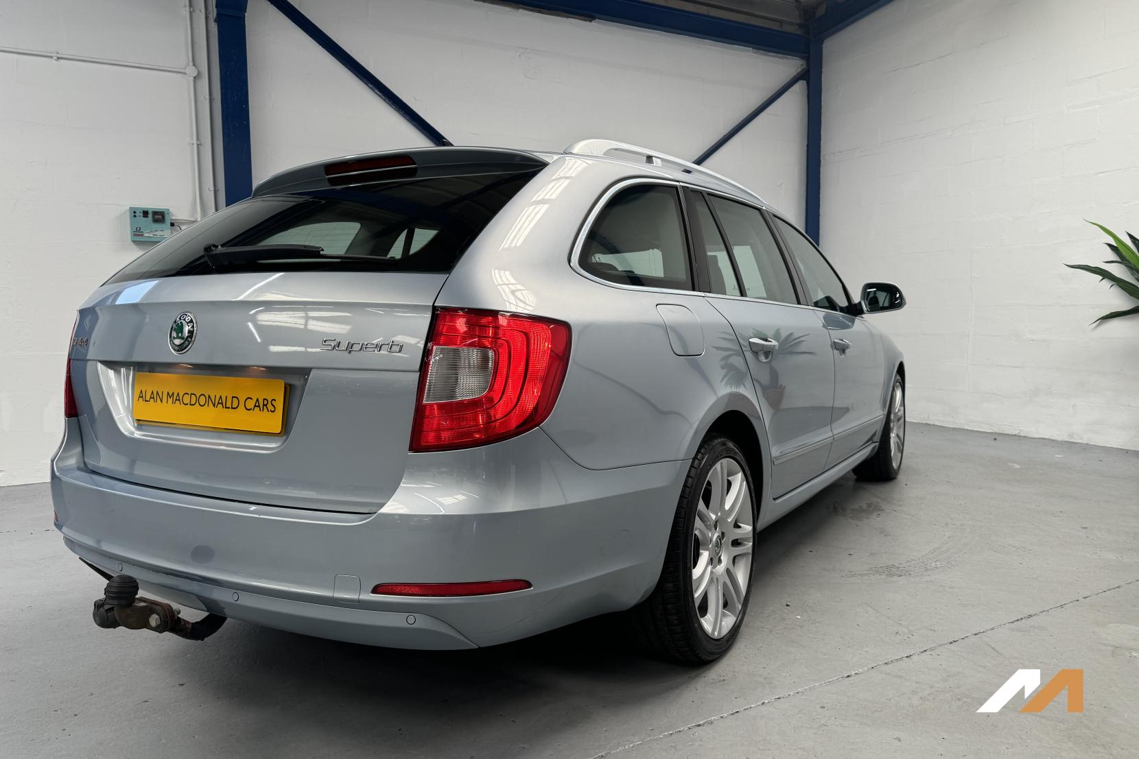 Skoda Superb 2.0 TDI Elegance Estate 5dr Diesel DSG 4WD Euro 5 (140 ps)