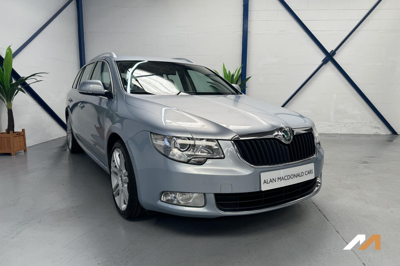 Skoda Superb 2.0 TDI Elegance Estate 5dr Diesel DSG 4WD Euro 5 (140 ps)