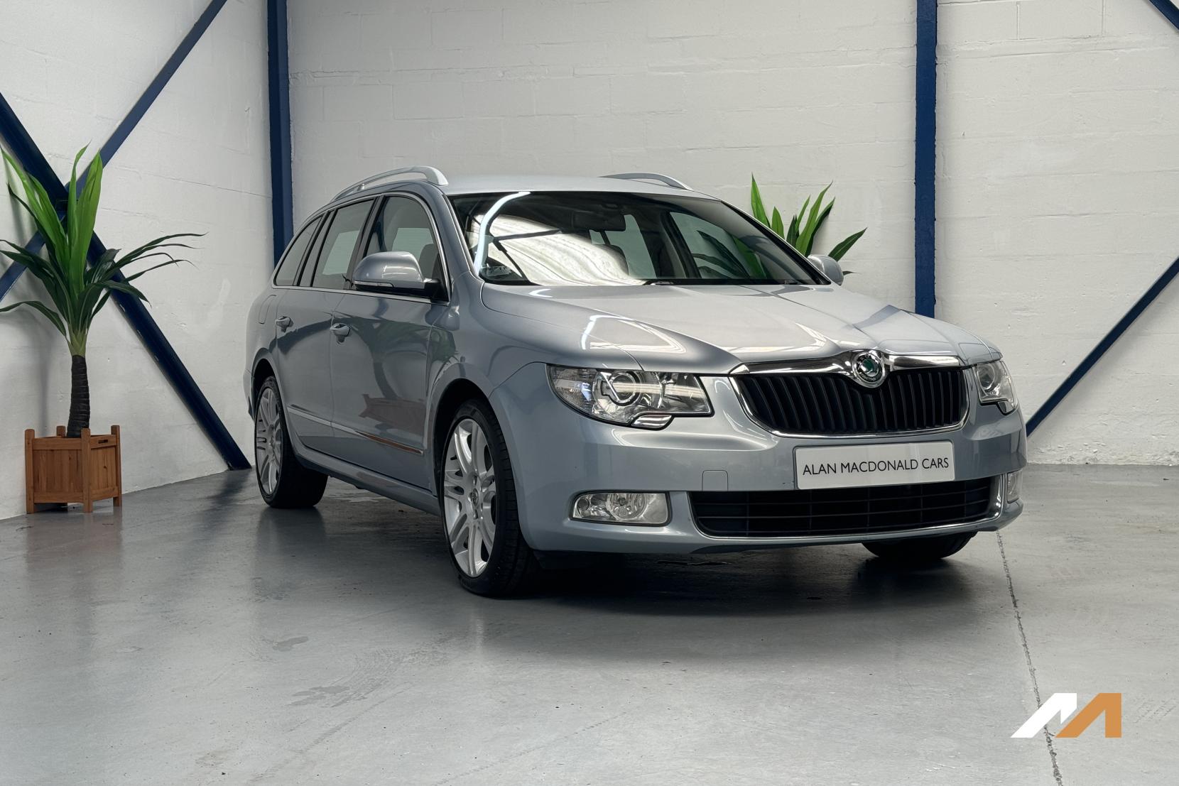 Skoda Superb 2.0 TDI Elegance Estate 5dr Diesel DSG 4WD Euro 5 (140 ps)