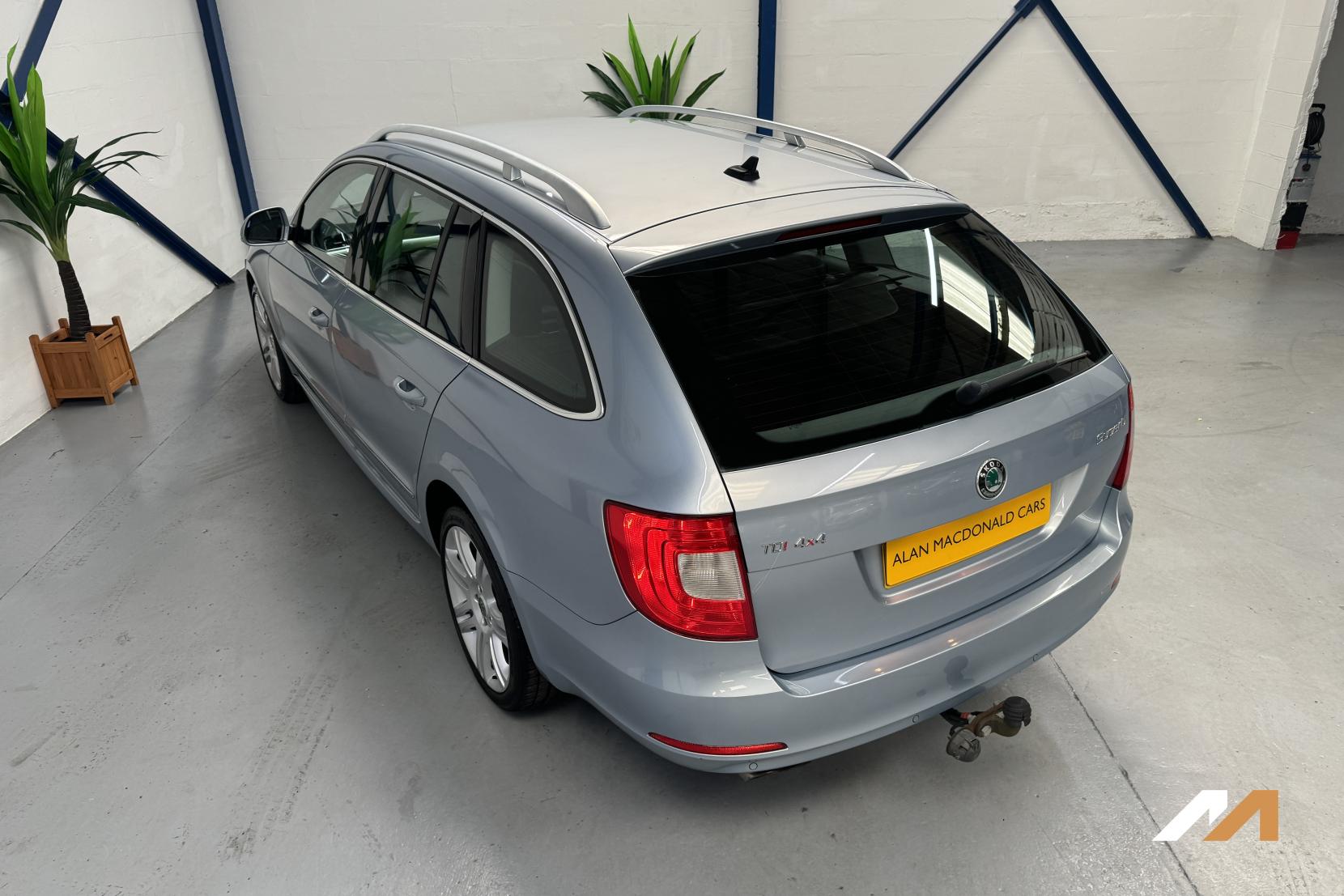 Skoda Superb 2.0 TDI Elegance Estate 5dr Diesel DSG 4WD Euro 5 (140 ps)